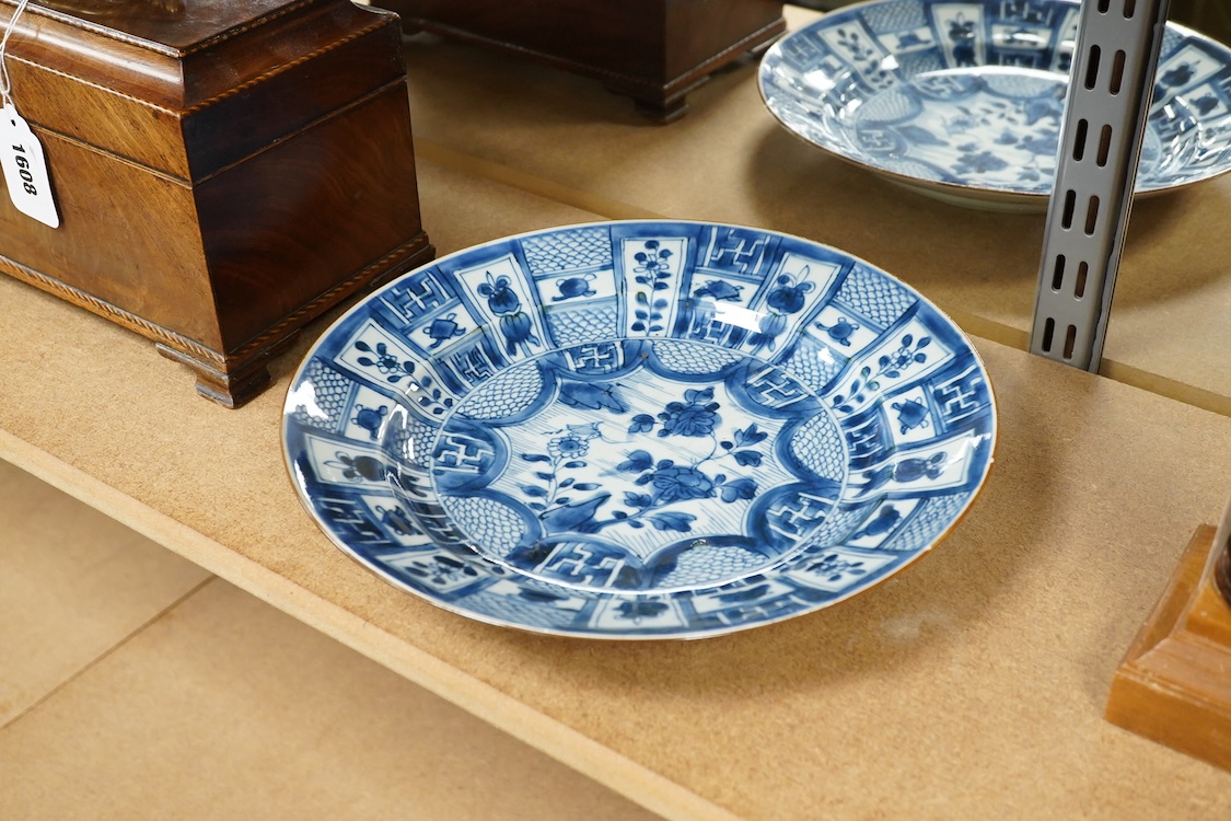 A Chinese kraak style blue and white dish, Kangxi period, 28cm diameter